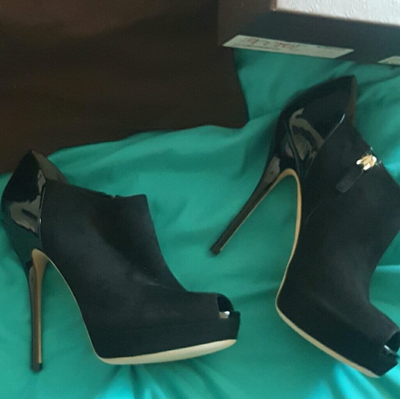 GUCCI Gorgeous Peep Toe Suede Patent Heels EUC 8 - Picture 7 of 8